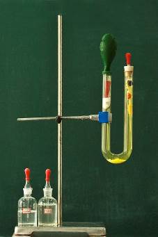 新课标视角下氯气性质实验的综合改进与教学演示用品优化